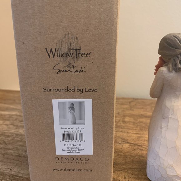 SUSAN LORDI DEMDACO WILLOW TREE FIGURINE SURROUNDED BY LOVE - Picture 3 of 3